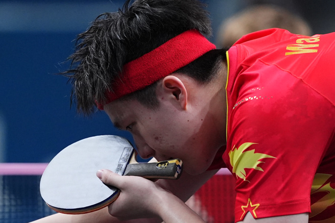 在巴黎奥运会乒乓球男子单打32强赛中，大陆队选手王楚钦2比4负于瑞典队选手莫雷加德，爆冷出局。图为王楚钦在比赛中。（图／中新社）
