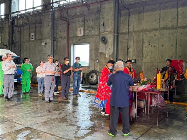 彰化县环保局为让民眾安心配合集中焚烧纸钱，已于7月26日邀请专业法师至溪州焚化厂举办「清明节净炉科仪」。（彰化县环保局提供／孙英哲彰化传真）