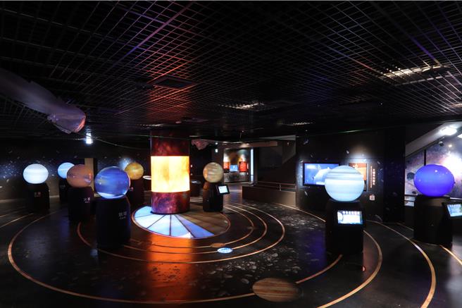 台北天文館表示，上半月將從不同角度介紹牛郎、織女星在七夕相會的傳奇故事與科學真相以及8月的英仙座流星雨，下半月則介紹「太陽系的非行星天體」。(台北天文館提供)