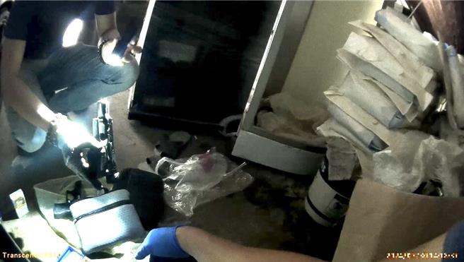 警方查獲2把手槍及子彈60顆等證物。(翻攝照片／林郁平台北傳真）