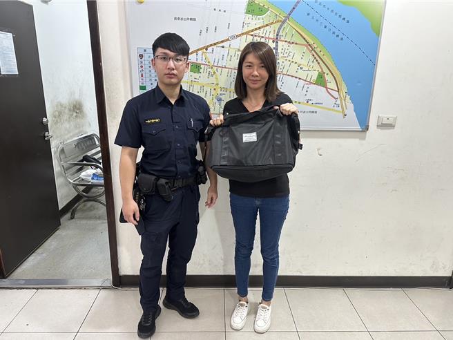 劉女至派出所感謝員警2小時內就找到失竊的物品。（三重警分局提供）