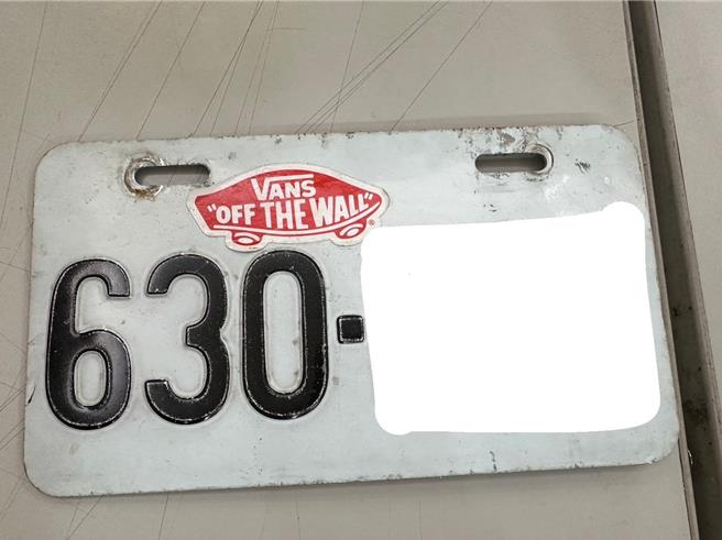 蔡男侵入民宅偷竊，警方查扣所偷車牌。（三重警分局提供）