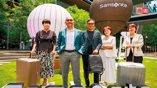 新秀麗亞太區總裁杜塔（左2）年年到台灣視察，不僅和團隊默契好，也喜歡與顧客聊天，他說：「消費者聲音是我工作第一順位，有任何指教，我會優先處理。」(攝影者．陳宗怡)