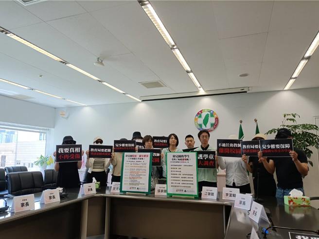 乌日某私立幼儿园日前发生幼生遭不当对待案，多位家长2日在议员张家铵、江肇国陪同下控诉园方。（陈淑娥摄）