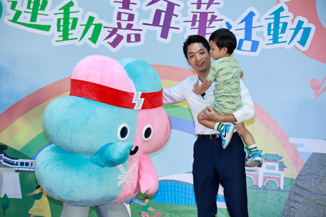 臺北市长蒋万安（中）带着二宝2日一同出席市府一年一度的亲子日活动，并与市府员工互动热络。（罗永铭摄）