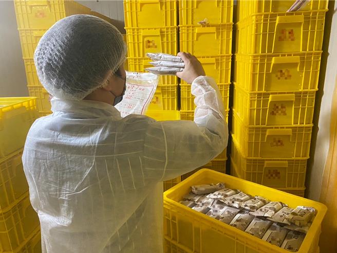 台南市政府衛生局7月抽驗9件飲冰品，其中台糖2件古早糖冰棒複抽檢驗均不符規定。(台南市衛生局提供／曹婷婷台南傳真)