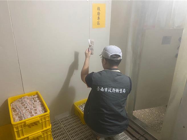 台南市政府衛生局7月抽驗9件飲冰品，其中台糖2件古早糖冰棒複抽檢驗均不符規定。(台南市衛生局提供／曹婷婷台南傳真)