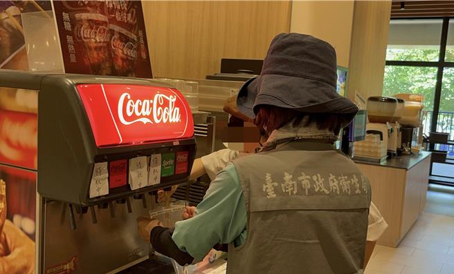 台南三井OUTLET1家連鎖串炸業者的可樂檢出腸桿菌科超標。(台南市衛生局提供／曹婷婷台南傳真)