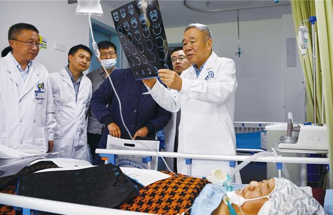 大陆官方日前印发《关于健全基本医疗保险参保长效机制的指导意见》，提出多点新政，包含扩大职工医保个人帐户共济范围至近亲。（新华社资料照）