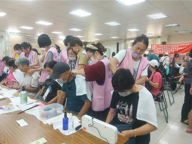 职训老师及学生现场免费提供肩颈纾压服务。（张铠乙摄）