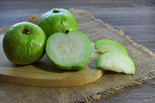 研究发现，芭乐削皮吃有助降低体重、BMI、胆固醇与血糖等，营养价值更高。（示意图，Shutterstock／达志）