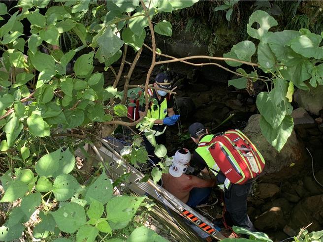 一名37歲男性工人今（2）日上午在祈堂路搭建鐵皮屋頂時，不慎跌落約4米高的溪谷邊坡，所幸工人命大僅多處擦挫撕裂傷，經緊急送往醫院救治後生命安全無虞，目前正住院治療中。（翻攝畫面）