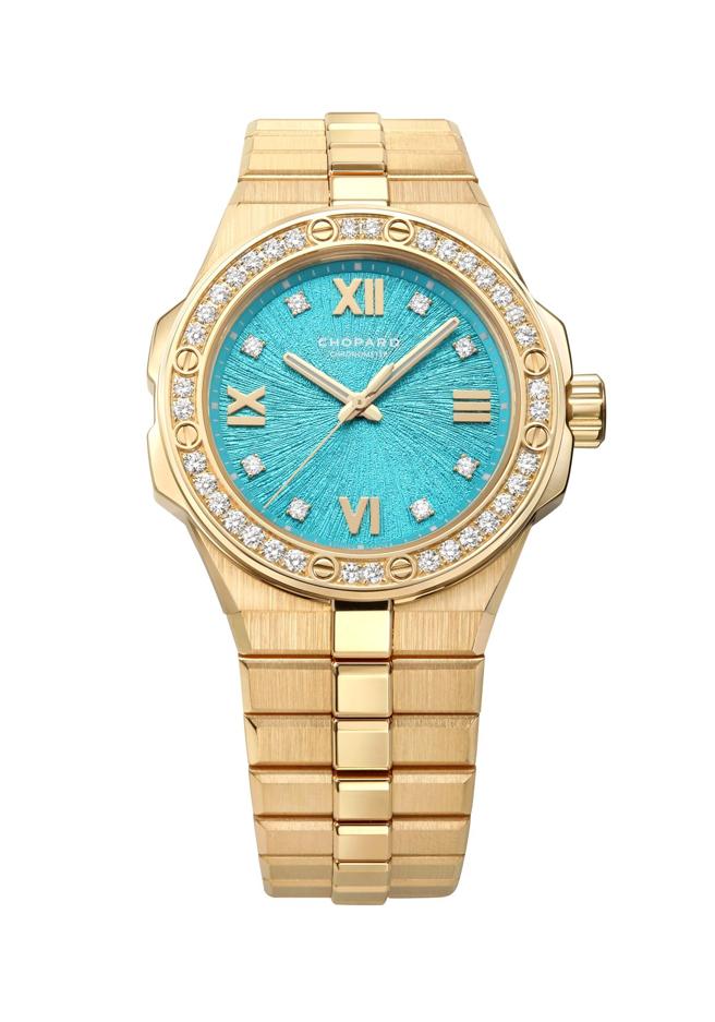 蕭邦在情人節推薦海水藍色表盤的Alpine Eagle腕表，158萬9000元。（CHOPARD提供）