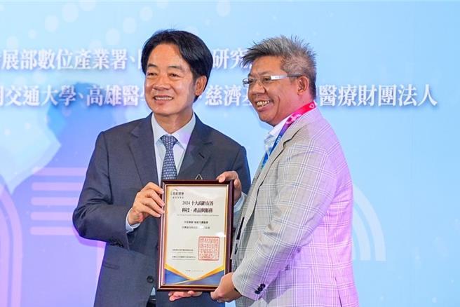 中保科布局AI智慧照护健康市场有成，获赖清德总统（左）颁发十大高龄友善科技奖。（中保科提供）