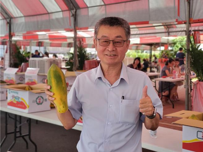 林内乡农会总干事黄国洲是「红透台湾」木瓜的重要推手，每年共同运销7000万元的木瓜都北部市场。（周丽兰摄）
