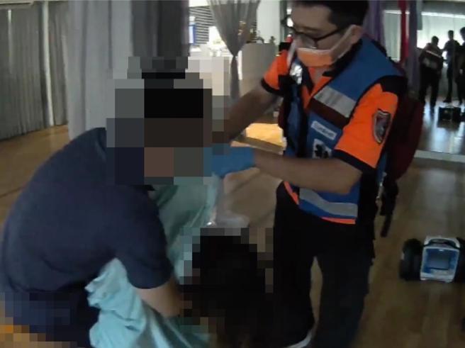警消合力救下遭瑜珈带缠住胸、颈的石姓女子。（读者提供／程炳璋台南传真）
