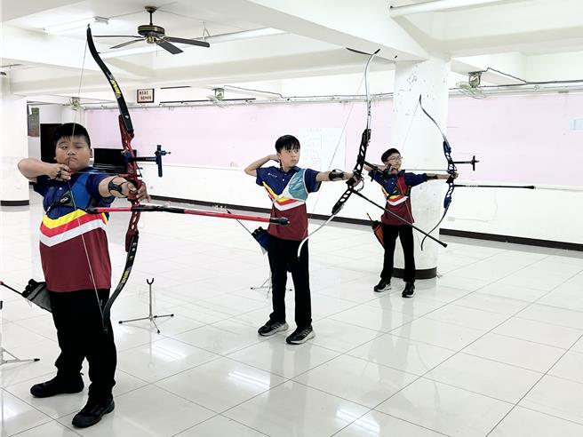 新手教練黃冠中帶領建國國小射箭隊參加青少年射箭公開賽，當中陳祈恩、林宸竹、盧建辰（左至右）在U15男生組團體對抗賽的銅牌戰中，在滿分30分的賽制下以29分奪牌。（謝佳潾攝）