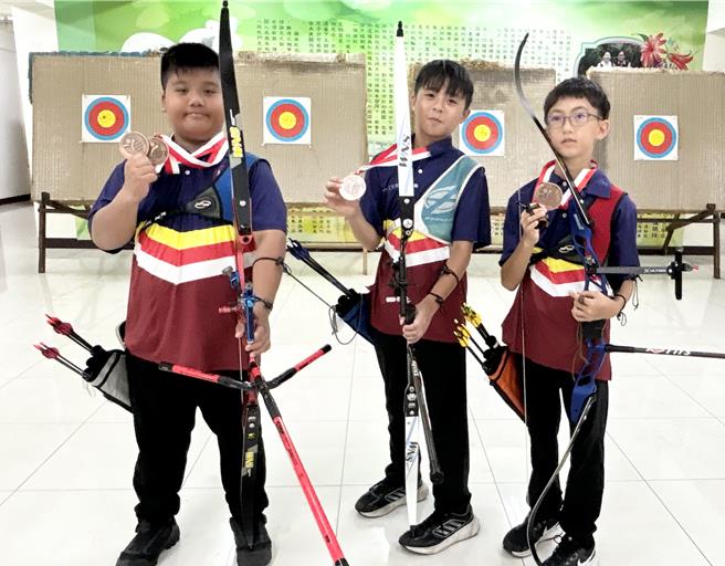 新手教練黃冠中帶領建國國小射箭隊參加青少年射箭公開賽，當中陳祈恩、林宸竹、盧建辰（左至右）在U15男生組團體對抗賽的銅牌戰中，在滿分30分的賽制下以29分奪牌。（謝佳潾攝）