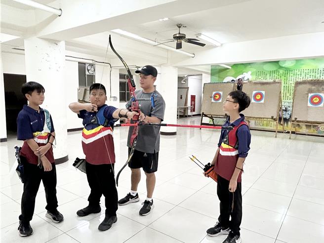 新手教練黃冠中帶領建國國小射箭隊參加青少年射箭公開賽，當中陳祈恩、林宸竹、盧建辰在U15男生組團體對抗賽的銅牌戰中，在滿分30分的賽制下以29分奪牌。（謝佳潾攝）