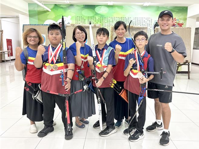 新手教練黃冠中帶領建國國小射箭隊參加青少年射箭公開賽，當中陳祈恩、林宸竹、盧建辰在U15男生組團體對抗賽的銅牌戰中，在滿分30分的賽制下以29分奪牌。（謝佳潾攝）
