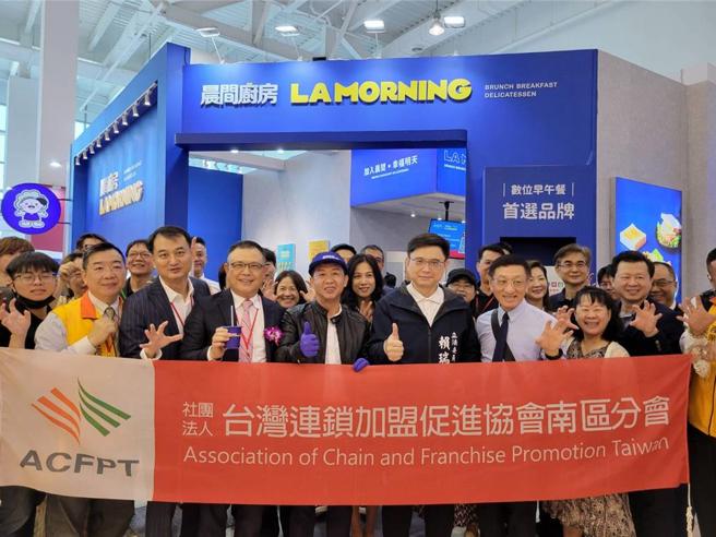 台湾连锁加盟促进协会理事长吴永强（前排左四）率领南区分会干部，陪同立委许智杰（前排左五），赖瑞隆（前排左六）、在晨间厨房展摊，向晨间厨房国际餐饮公司总经邱明正（前排左二）道贺合影。图／顏瑞田