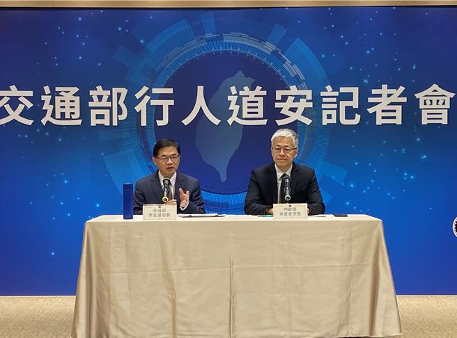 交通部长李孟谚（左）2日主持8月道安记者会。（蔡明亘摄）