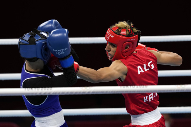 凱利夫（圖右）擊退義大利對手卡里妮，搶進八強。（資料照／美聯社）