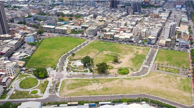 台中市大里聯合行政中心計畫於第15期市地重劃「機11」土地興建，7月底卻突傳作罷消息，地方民眾炸鍋；台中市民政局長吳世瑋近日接連拜訪大里區6位議員澄清「沒有不蓋」。（中市府提供／潘虹恩台中傳真）