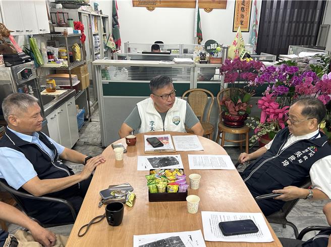 台中市大里聯合行政中心計畫於第15期市地重劃「機11」土地興建，7月底卻突傳作罷消息，台中市民政局長吳世瑋2日拜訪市議員李天生澄清「沒有不蓋」，李天生盼盡速排除困難推動。（李天生提供／潘虹恩台中傳真）