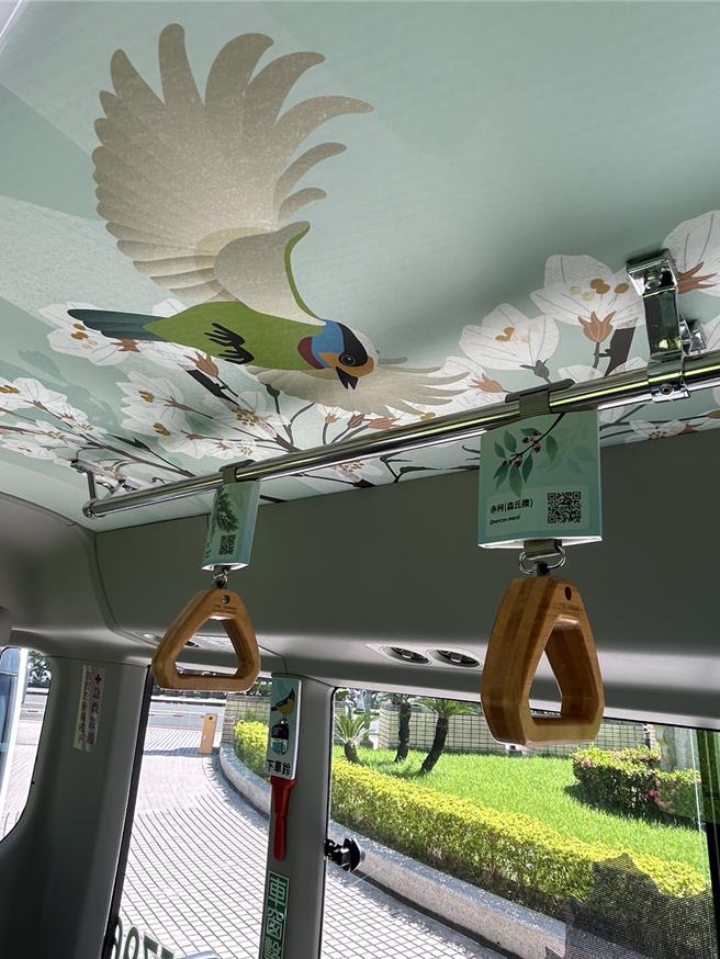 大雪山線共有2部主題公車，打造沉浸式五感體驗的森林系車體內裝，分別呈現白天與黑夜的之美。（陳淑娥攝）