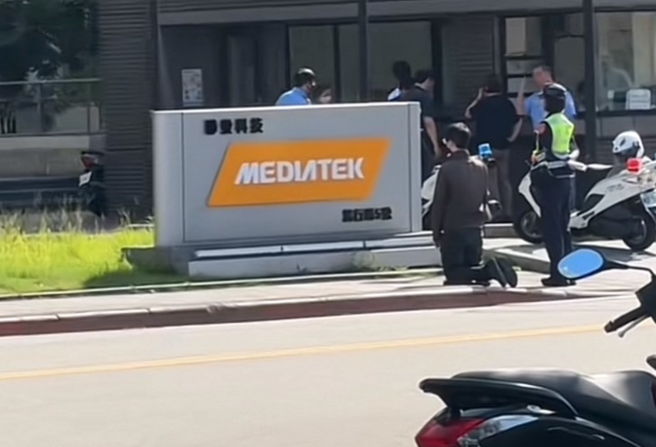 网传，照片中这名下跪的男子原本于联发科某部门担任约聘人员，期间因工作表现不佳，公司经考量决定不再续约。（图 / 翻摄自记者爆料网）