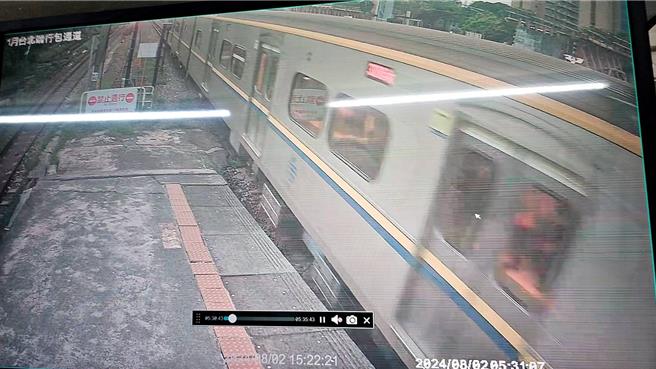 台铁八掌溪桥1日修復，首班区间车约20多名乘客2日清晨5时许，从台南发车。（台铁台南站提供／程炳璋台南传真）