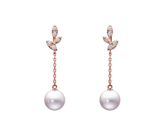 TASAKI kugel鑽石珍珠櫻花金耳環，6萬6500元。（TASAKI提供）