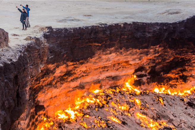 業者觀察今年10日以上團型的旅客增加近2成，高價深度旅遊也成長超過3倍，顯示旅客願意投入較多費用和時間來享受豐富的旅遊體驗，圖為中亞火焰奇景地獄之門。(雄獅旅遊提供)