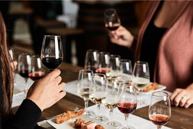 因應長程線旅遊需求增加，雄獅旅遊推出獨家企劃，旅人可入住難以預定的摩寧頓半島，並在黃金海岸賞夕陽，體驗直升機飛越海岸線。(雄獅旅遊提供)