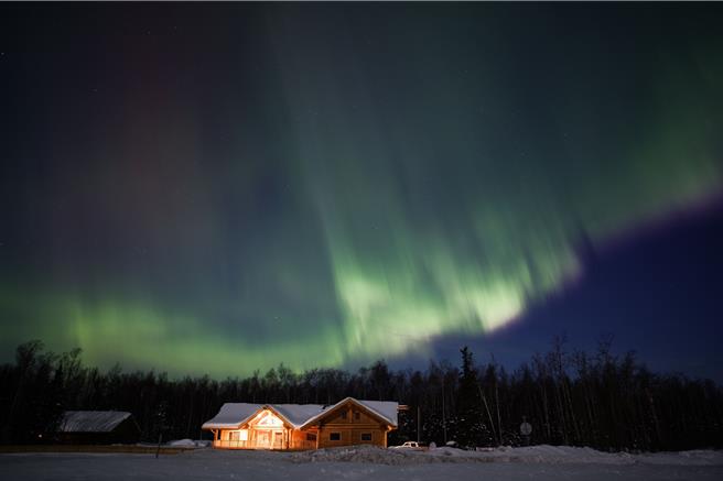 「美加阿拉斯加極光8日」可入住費爾班市區的國際酒店，並安排3個夜晚追尋極光奇觀，感受多彩魔幻時刻。(雄獅旅遊提供)