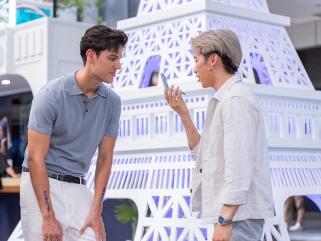 李智凱示範三星摺疊機Galaxy Z Flip6的即時翻譯功能。（吳松翰攝）