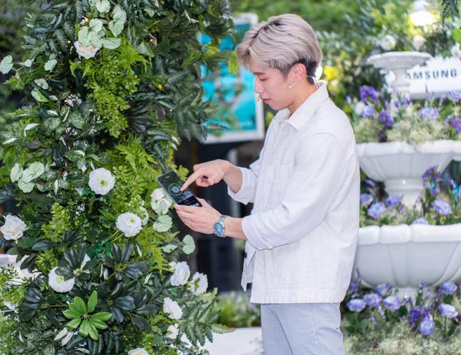 李智凱示範三星摺疊機Galaxy Z Flip6的搜尋圈功能。（吳松翰攝）