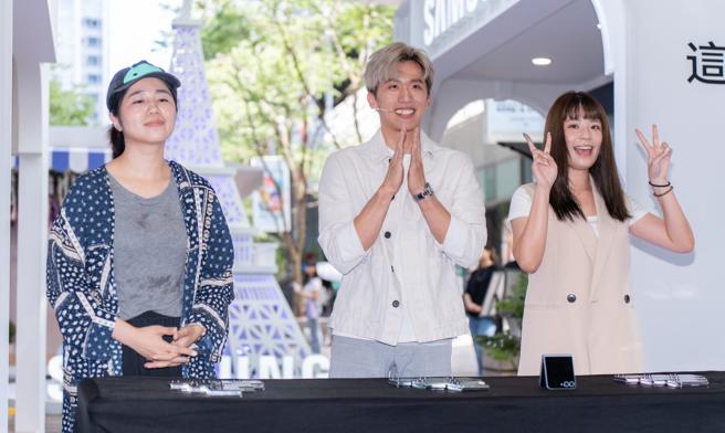 李智凱（中）與媒體比賽疊手機，沒想到被超車。（吳松翰攝）