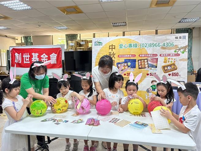 雅森幼儿园小朋友彩绘妆点灯笼。（创世基金会板桥分院提供）