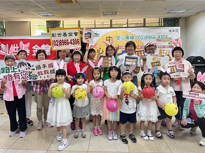 雅森幼儿园小朋友彩绘灯笼，为创世基金会义卖中秋礼盒宣传。（创世基金会板桥分院提供）