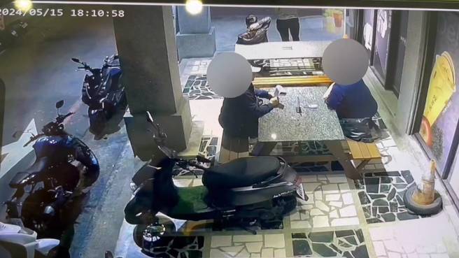 花莲刑大破「假申办手机可贷款」三嫌落网遭羁押。（图／警方提供）