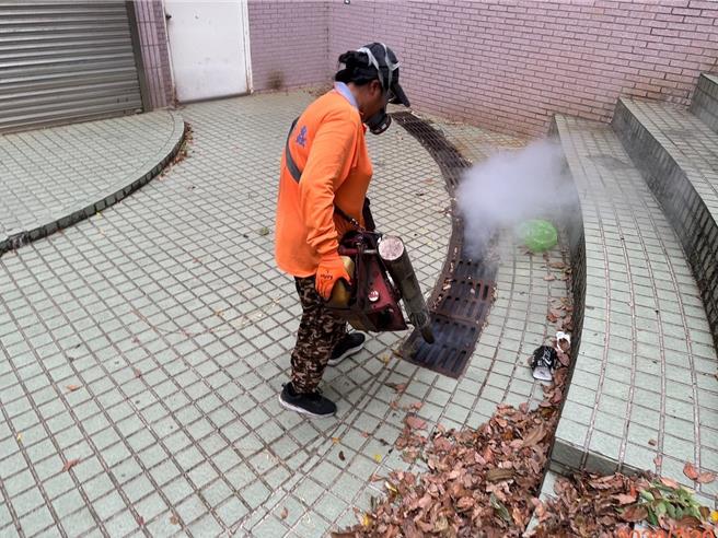 桃园市环保局于4月至6月间已完成桃园市506个里消毒作业，另于7月也已完成500多处校园环境消毒。（桃园市环保局提供）