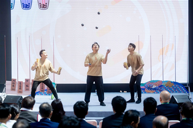 「FOCA福尔摩沙马戏团」以音乐与肢体展现台湾独特乾杯文化为开幕典礼。(照片/台湾观光协会提供)