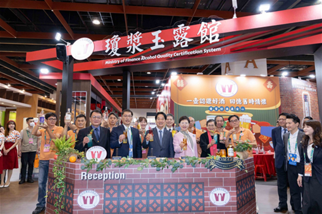 「琼浆玉露馆」中，邀请赖清德与贵宾一同以Omar威士忌为基底体验调酒。(照片/台湾观光协会提供)