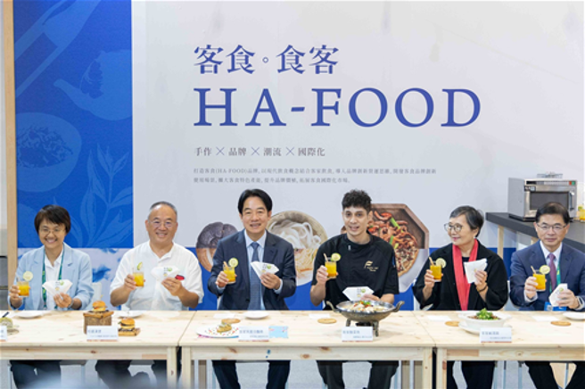 「HA-FOOD客家馆」以台红抹茶乳酪铜锣烧以及宝山柑橘汽泡饮等美味客食，款待贵宾。(照片/台湾观光协会提供)

