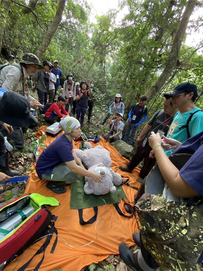 玉管處舉行4梯次的「台灣黑熊救傷教育訓練」，帶跨機關夥伴在瓦拉米步道上進行黑熊救傷演練。（玉山國家公園提供／楊靜茹南投傳真）