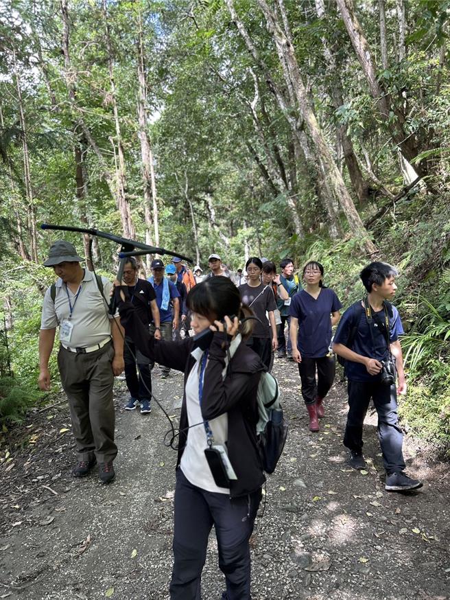 玉管處與林保署、警方及部落山林巡護隊等單位建立跨機關夥伴關係，學習無線電發報器追蹤台灣黑熊的操作。（玉山國家公園提供／楊靜茹南投傳真）