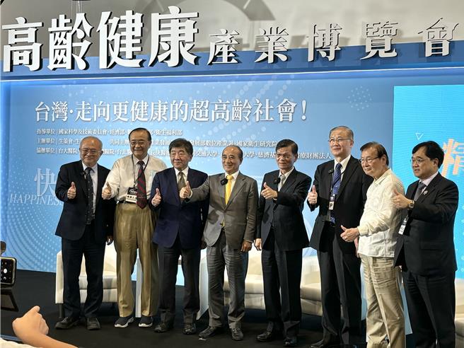 第一屆「高齡健康產業博覽會」今日拉開序幕，大會舉辦特別講座，邀請臺大醫院院長吳明賢、前立法院長王金平、前中研院長翁啟惠、中研院士楊泮池分享高齡人生態度。（李念庭攝）