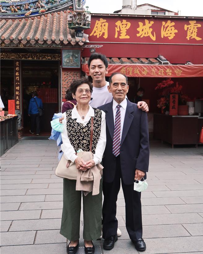 万秀洗衣店秀娥阿嬷、万秀孙瑞夫、万吉阿公2020年于台北霞海城隍庙合影 （万秀洗濯实验室提供）
